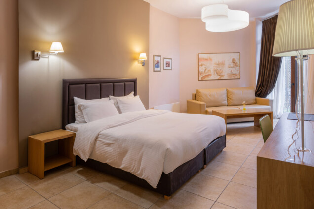 karpenisi-forest-suites-grey-junior-suite-bedroom